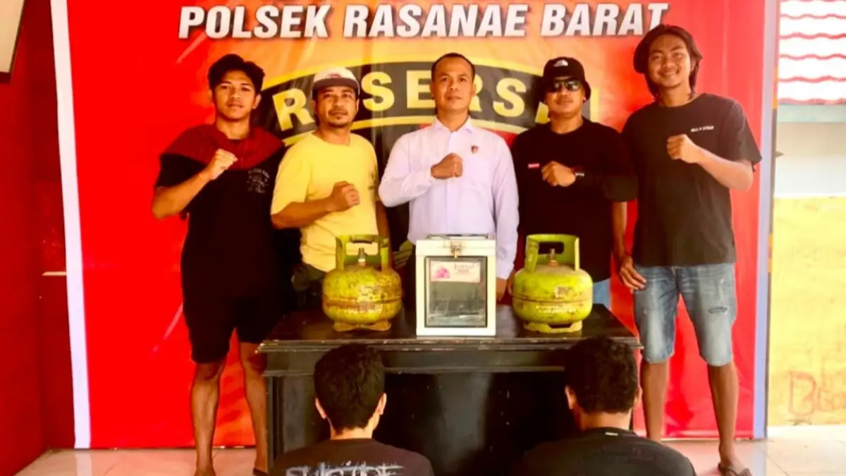 Pelaku MR dan RH diamankan bersama barang bukti curiannya, Selasa (28/7).