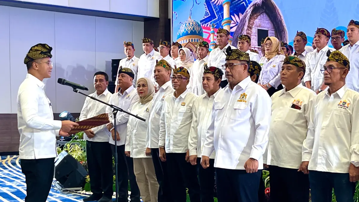 PELANTIKAN: Ketum Kadin Indonesia Anindya Bakrie (kiri) melantik kepengurusan baru Kadin NTB periode 2025-2030, Rabu (29/7). (FERIAL/LOMBOK POST)