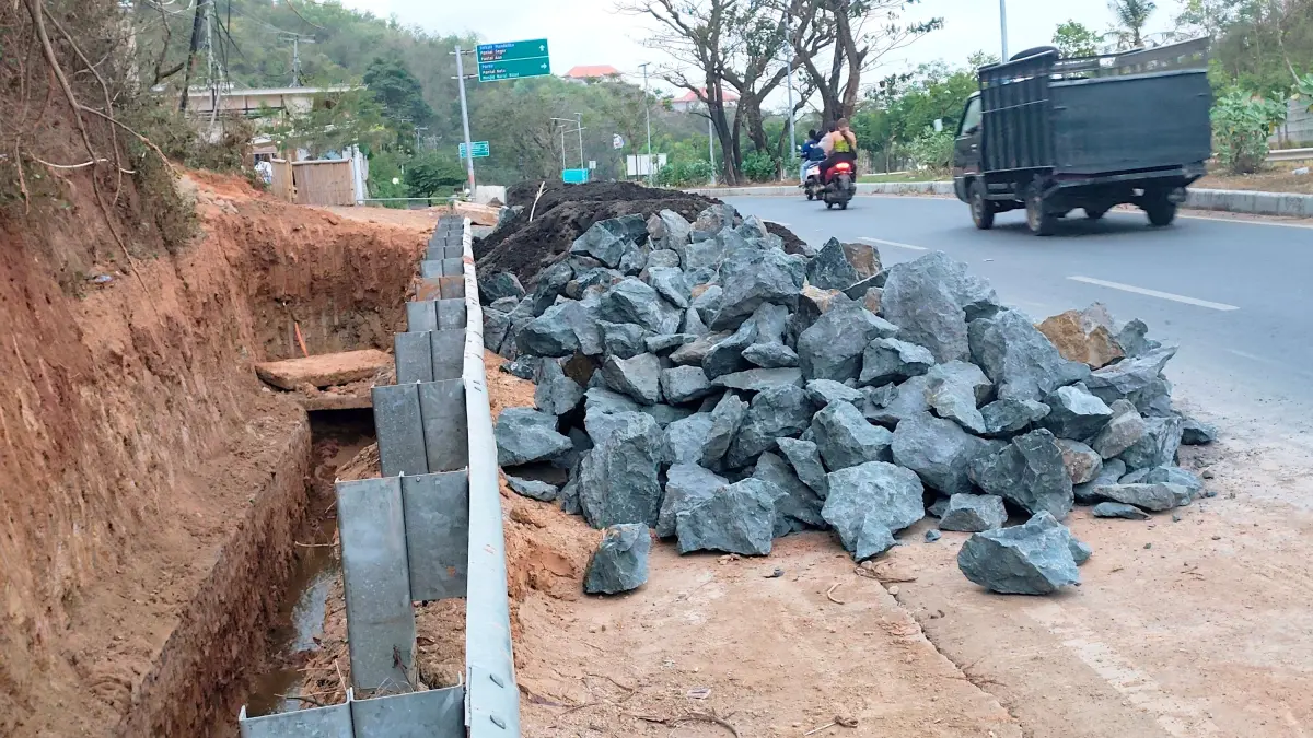 PERBAIKAN: Tumpukan material batu dan pasir yang akan digunakan untuk memperbaiki saluran irigasi pengendali banjir di KEK Mandalika, Minggu (26/7) lalu.