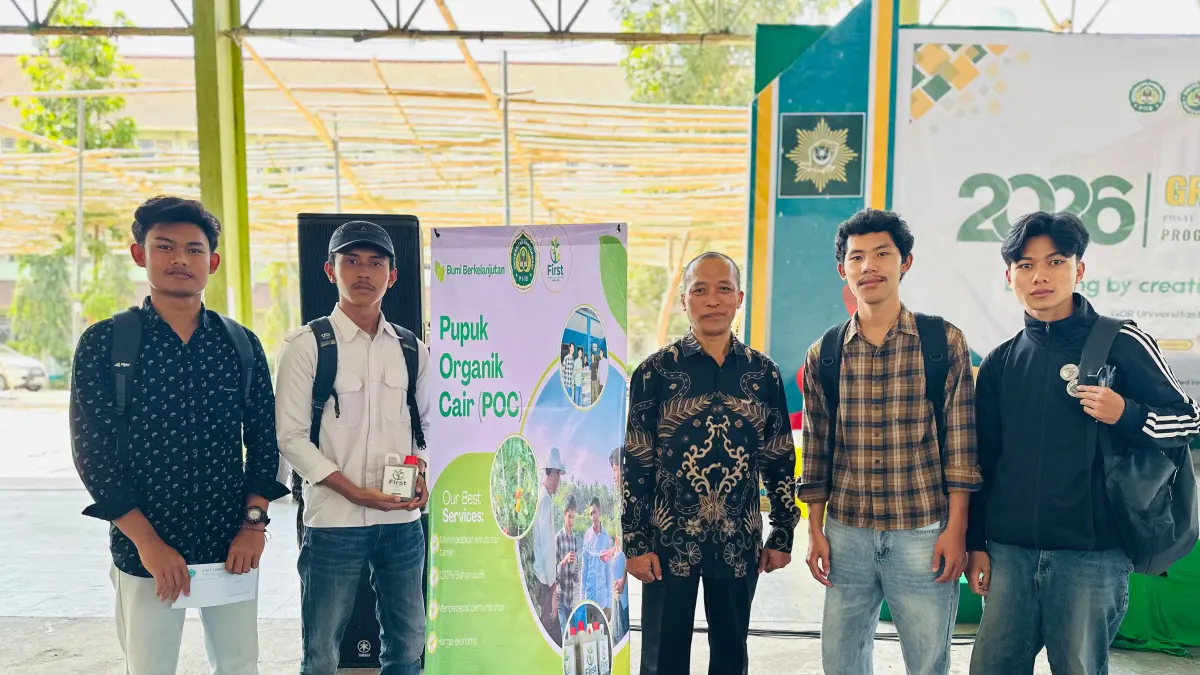 PUPUK CAIR: Mahasiswa Universitas Hamzanwadi Pancor saat memperlihatkan Pupuk Organik Cair (POC) yang berhasil dibuat dari sampah program MBG