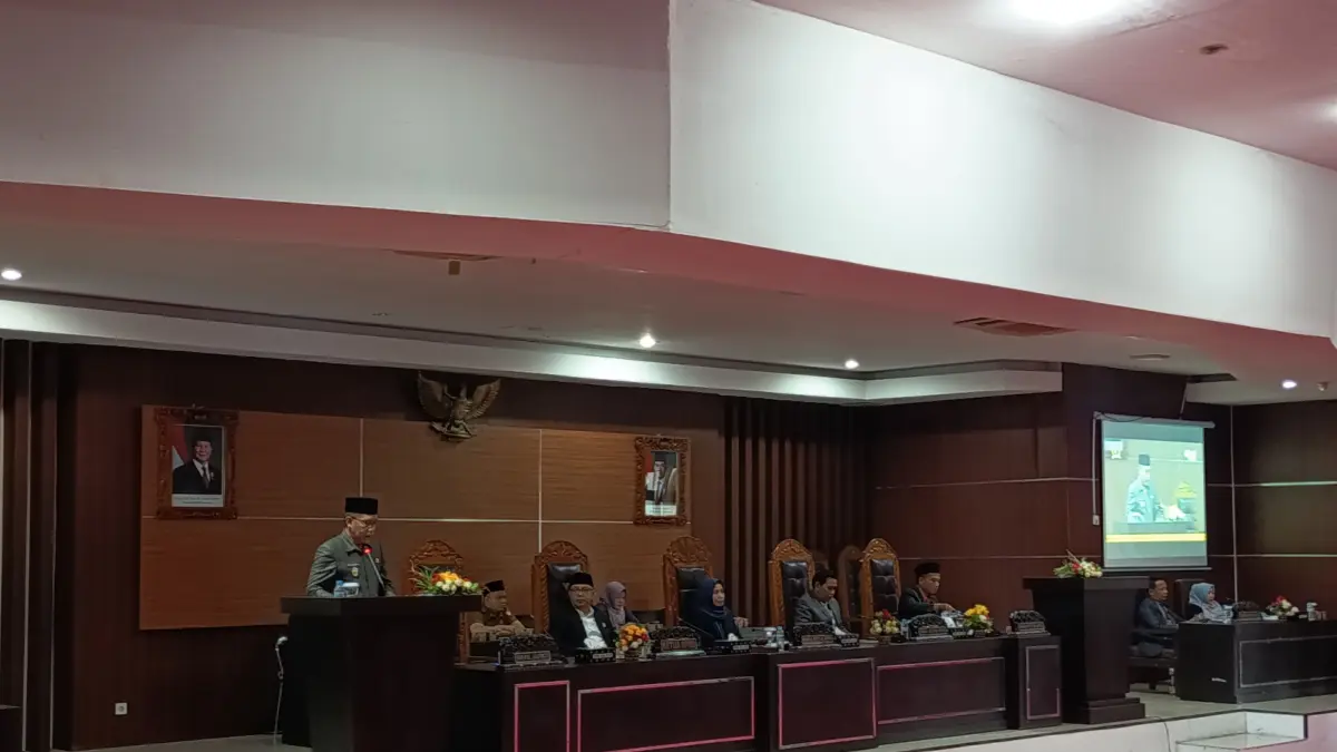 RAPERDA PERBUKUAN: Wakil Bupati Lombok Timur Moh Edwin Hadiwijaya menyampaikan laporan pada paripurna pembahasan dua Raperda yang diajukan Pemkab Lotim.
