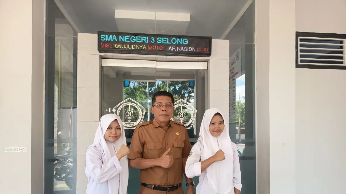 SISWI BERPRESTASI: Dua orang siswi SMAN 3 Selong yang berhasil meraih medali emas dan perak pada Porprov NTB kemarin