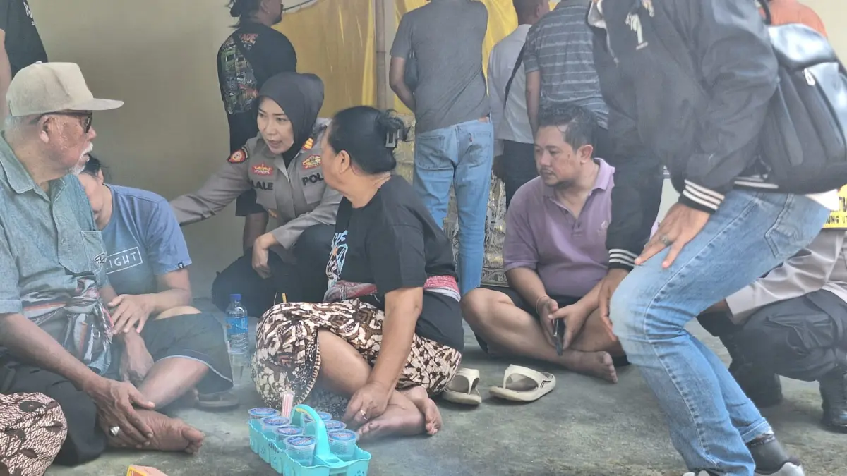 TENANGKAN KELUARGA: Kapolsek Gerung AKP Lale Dewi Lungit Tanauran saat mencoba menenangkan keluarga IMS yang ditemukan meninggal di Kelurahan Babakan, Selasa (28/7). (Dok Polres Lobar)