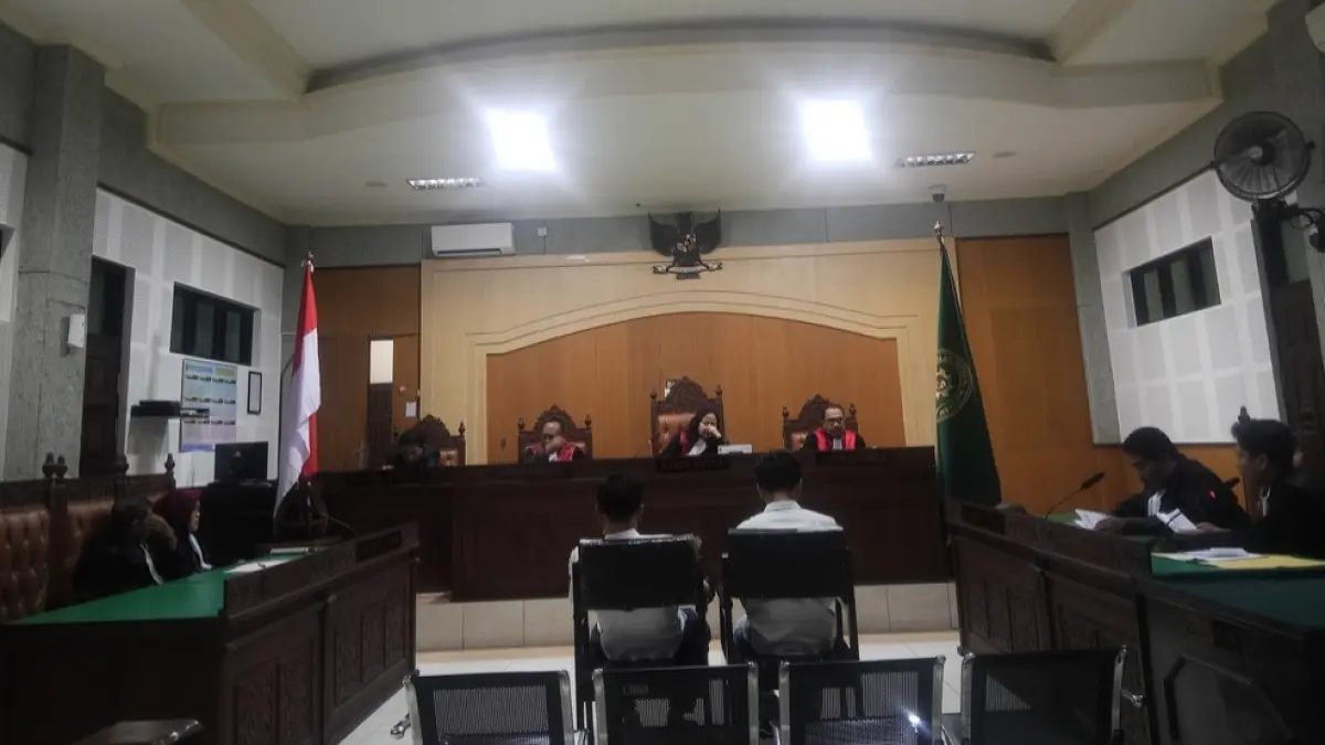 Terdakwa M Nashib Ikroman dan Hamdan Kasim menjalani sidang dengan agenda pembacaan duplik di Pengadilan Tipikor Mataram, Rabu (29/7). 