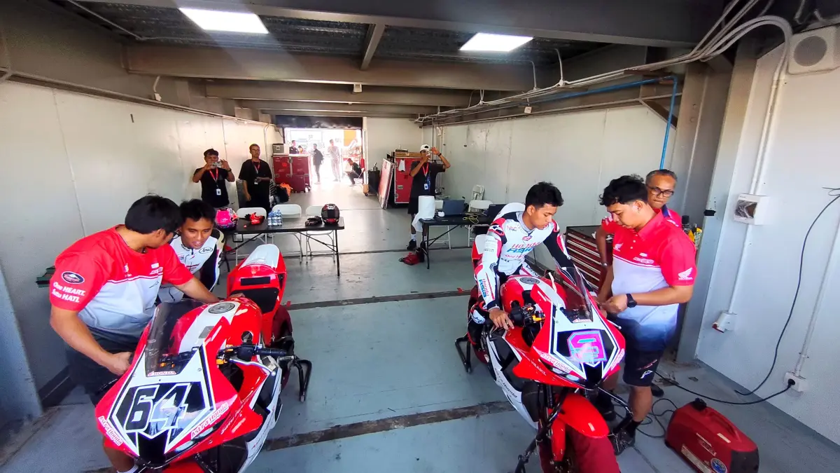 Veda Ega Pratama dan Mario Suryo Aji saat mempersiapkan motor balapnya ketika latihan pribadi di Sirkuit Internasional Mandalika, Lombok Tengah. 