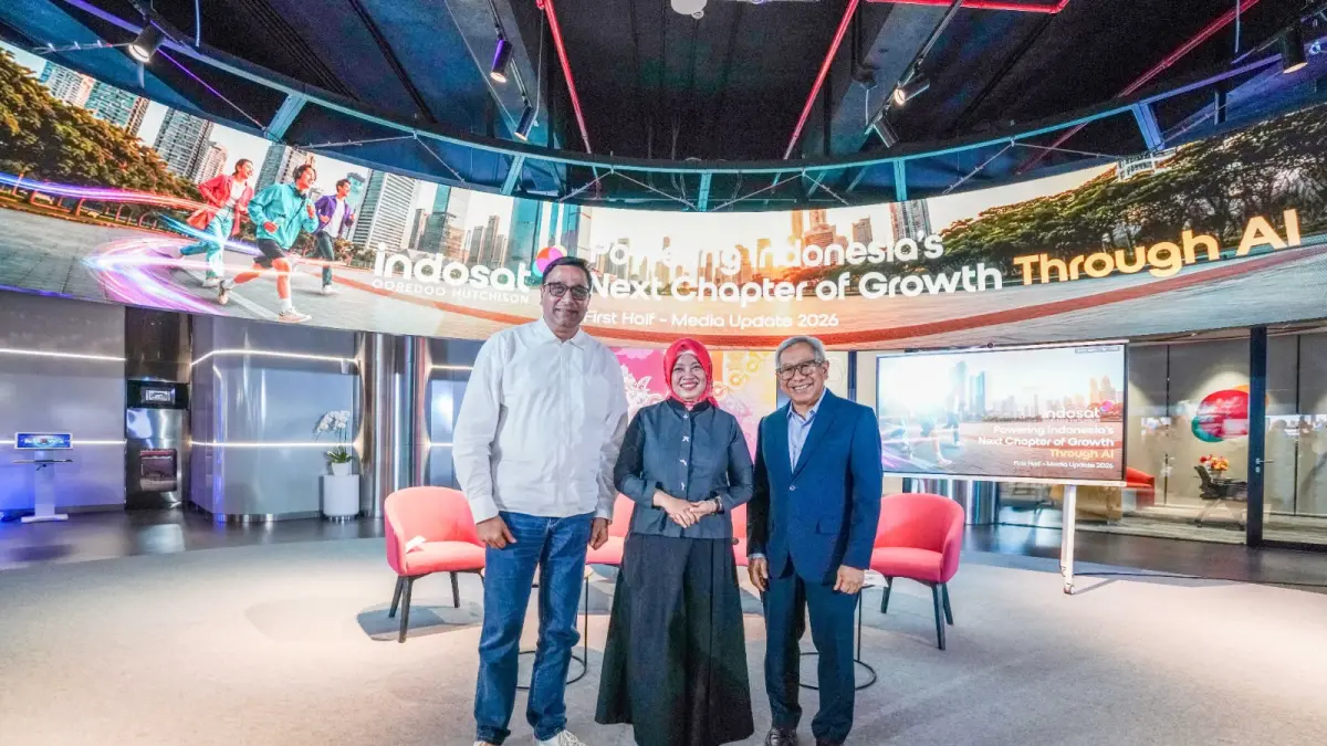 Vikram Sinha President Director & CEO Indosat Ooredoo Hutchison (kiri), Reski Damayanti Dir & Chief Legal and Regulatory Officer Indosat Ooredoo Hutchison (tengah), Muhammad Buldansyah Dir & Chief Business Officer Indosat Ooredoo Hutchison (kanan)
