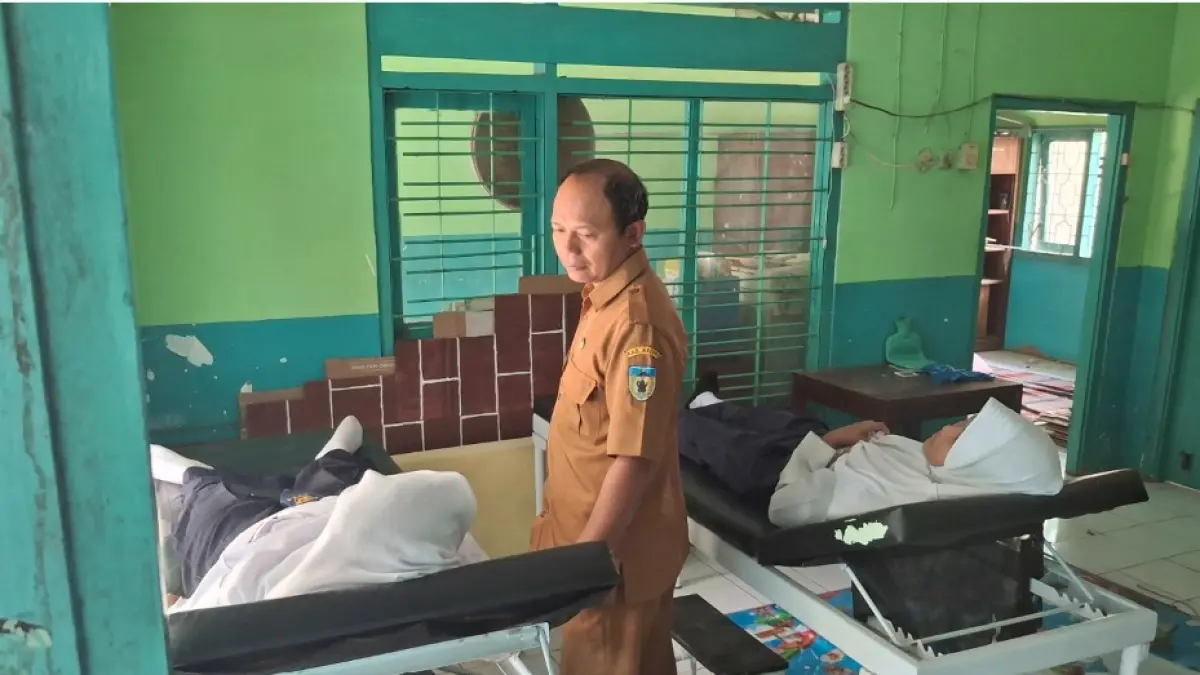 KERACUNAN: Tim Dikes Kabupaten Kediri mengecek kondisi siswa yang Senin (27/7) lalu masih dirawat di UKS SMPN 1 Kras dengan keluhan mual dan pusing. Total ada 117 siswa di sana yang pada hari Jumat (24/7) lalu tidak masuk karena indikasi keracunan makanan. (Asad M.S/Radar Kediri)