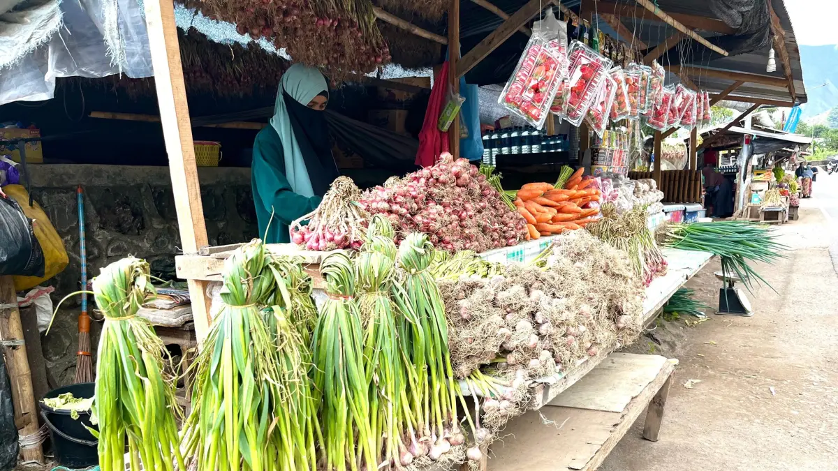 AGRIBISNIS: Salah satu penjual komoditas hortikultura di Sembalun, Lombok Timur, belum lama ini. (FERIAL/LOMBOK POST)