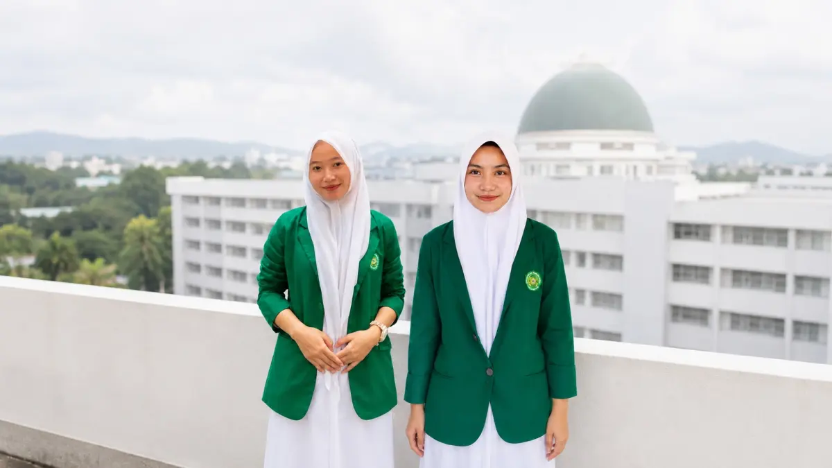 Anindia Nabila dan Shabrina Shafiyatunnisa yang menjuarai Juara III Kompetisi Ilmiah Nasional Kebidanan 2026.