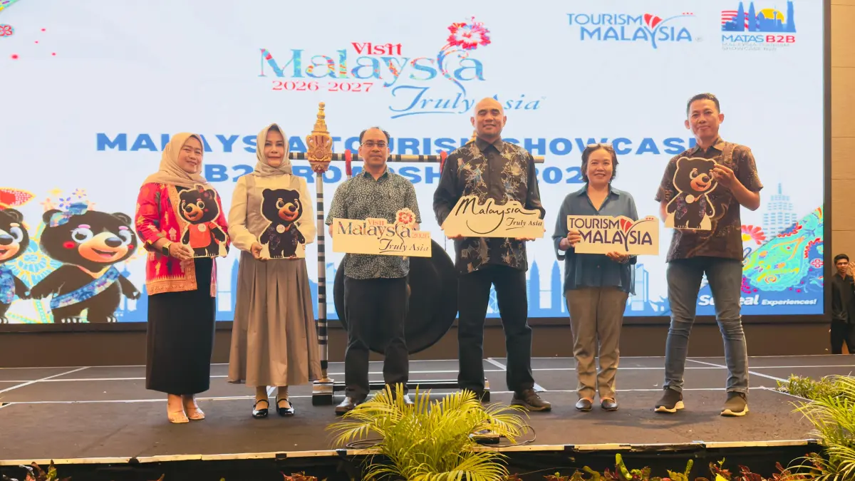 AYO MELANCONG: Foto bersama saat promosi pariwisata Malaysia Tourism Showcase B2B Roadshow yang berlangsung di Mataram, Kamis (30/7).

