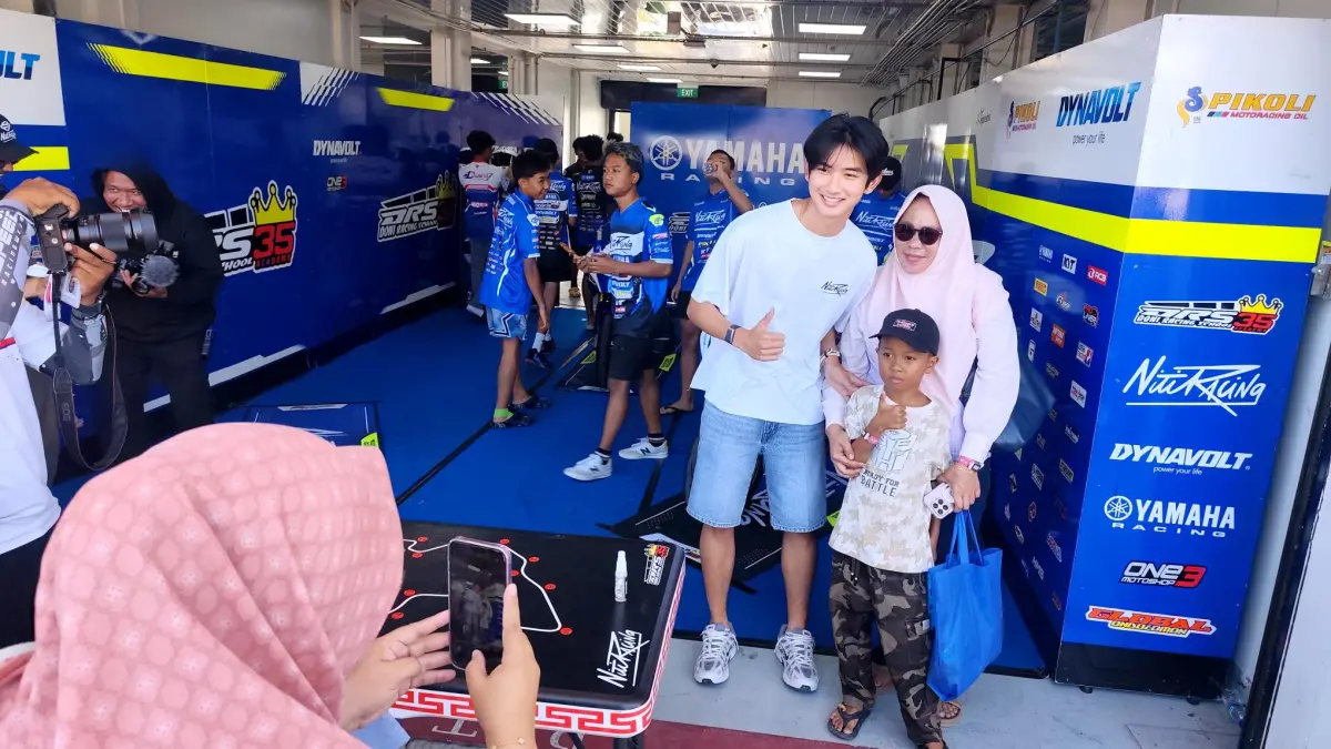 CURI PERHATIAN: Felix Putra Mulya berswafoto dengan penonton yang turut hadir aaat sesi pitwalk Mandalika Racing Series 2026 Round 3 di Sirkuit Internasional Mandalika, Loteng, Minggu (26/7) lalu. 
