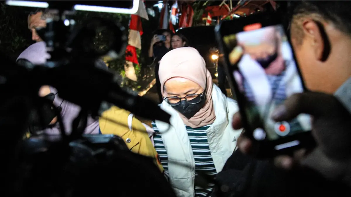 DIPERIKSA: Istri Bupati Pemalang Widiyantoro, dr Noor Faizah Maenofie (NFM) dikawal penyidik usai tiba di Gedung KPK Jakarta, Rabu (29/7). (HANUNG HAMBARA/JAWA POS)