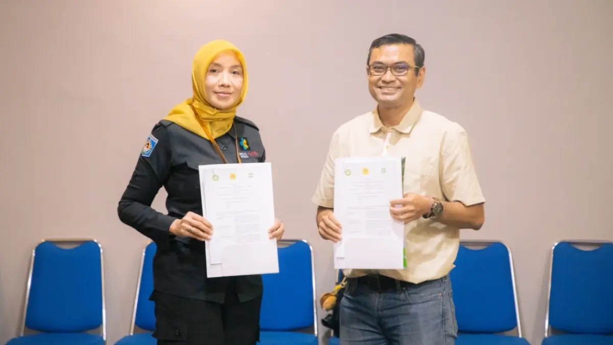 Direktur RSUD H. Moh. Ruslan Kota Mataram, dr. Hj. NK Eka Nurhayati, Sp.OG., Subsp. F.E.R., M.Kes., M.Sc., bersama Wakil Dekan III Fakultas Kedokteran Universitas Islam Al-Azhar (UNIZAR), dr. Risky Irawan Putra Priono, Sp.P., MARS, memperlihatkan dokumen usai penandatanganan MoA Tripartit.