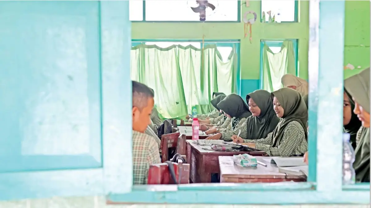 FOKUS: Siswa SMPN 1 Kras, Kabupaten Kediri, Jawa Timur mengikuti pembelajaran di kelas. Sejak Selasa (28/7) lalu, siswa sudah tidak menerima MBG karena SPPG Purwodadi di-suspend. (JPG)