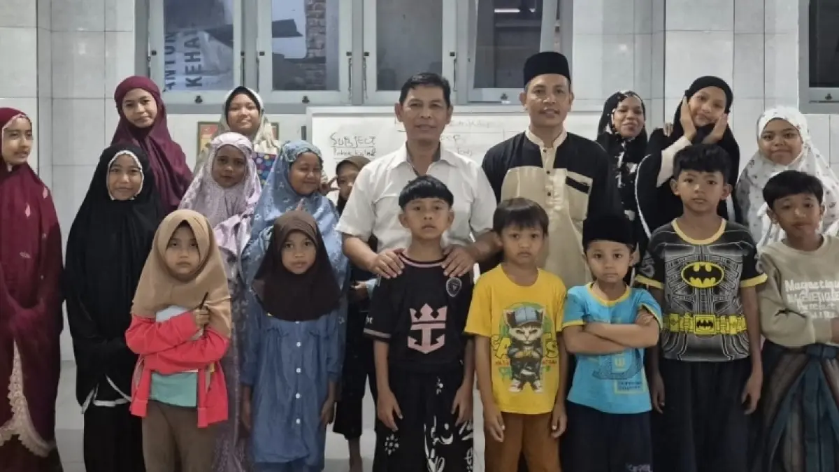 General Manager Hotel Astoria Mataram Helmi Junaidi saat mengajar bahasa Inggris gratis kepada anak-anak. 