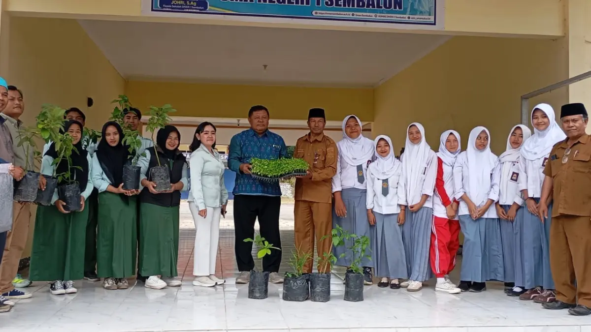 GERAKAN TANAM CABAI: Kepala SMAN 1 Sembalun Johri (pakai peci) menerima bantuan bibit cabai dan buah di sekolah setempat, Selasa (28/7).

