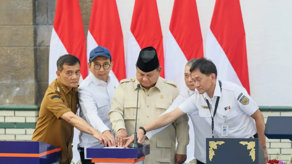 Gubernur Jawa Tengah Ahmad Luthfi (kiri) mendampingi Presiden RI Prabowo Subianto meresmikan revitalisasi Stasiun Semarang Tawang, Kamis (30/7).&nbsp;