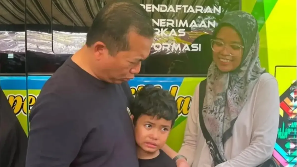 Gubernur NTB Lalu Muhamad Iqbal menyerahkan KIA pada seorang anak.