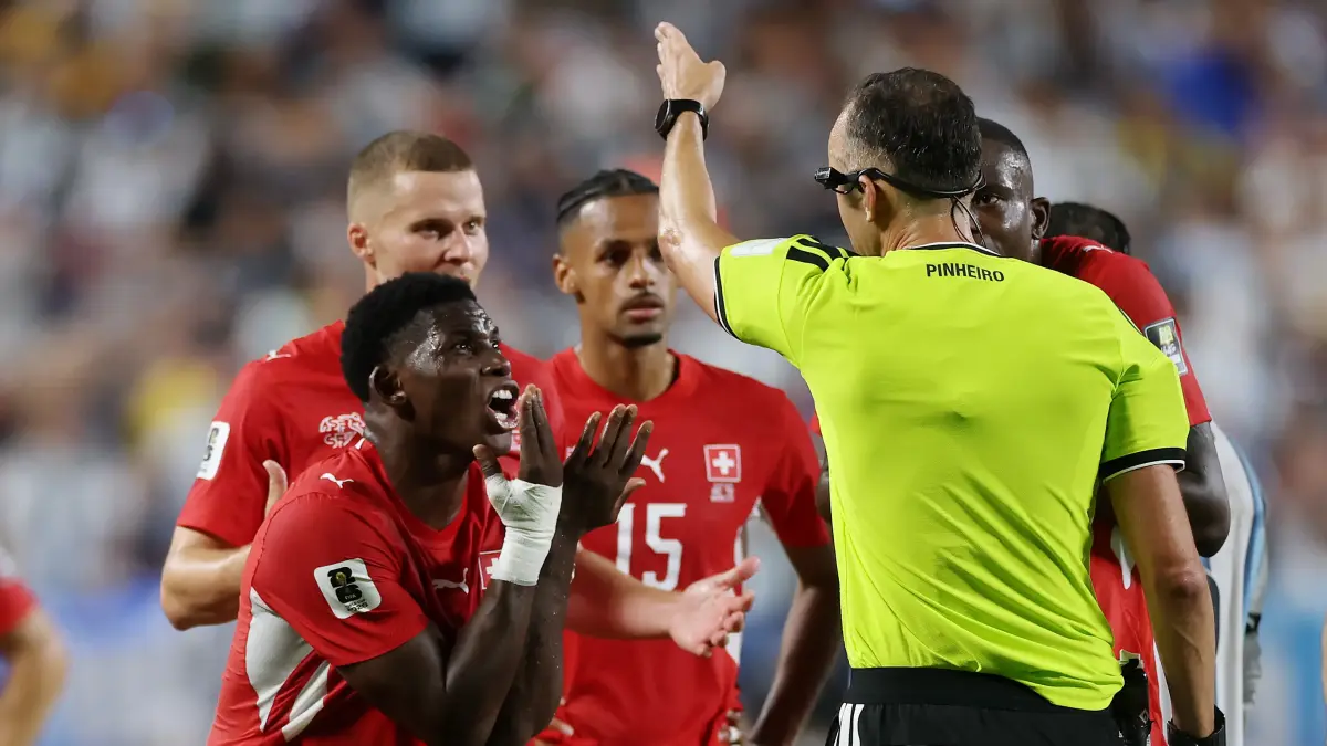 IFAB akui salah prosedur VAR di Piala Dunia 2026 saat ganjat kartu merah Breel Embolo lawan Argentina. Simak klarifikasi resminya