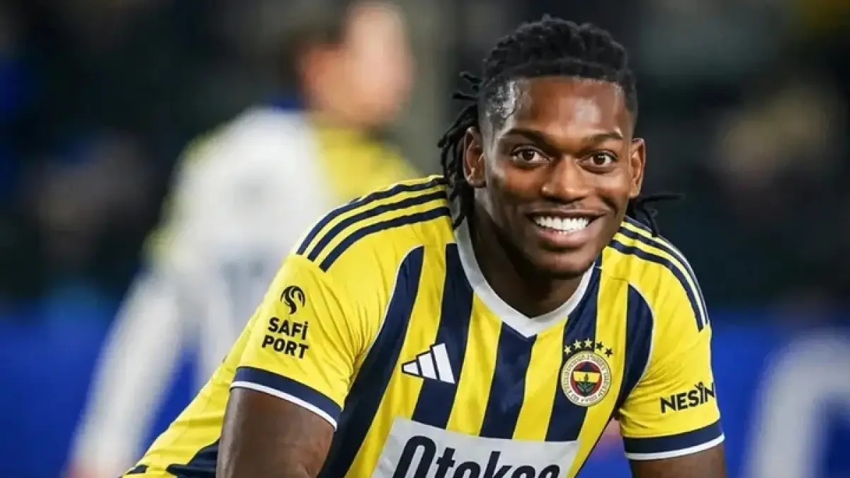 ILUSTRASI: Pemain AC Milan Rafael Leao mengenakan seragam Fenerbahce. (Istimewa) 