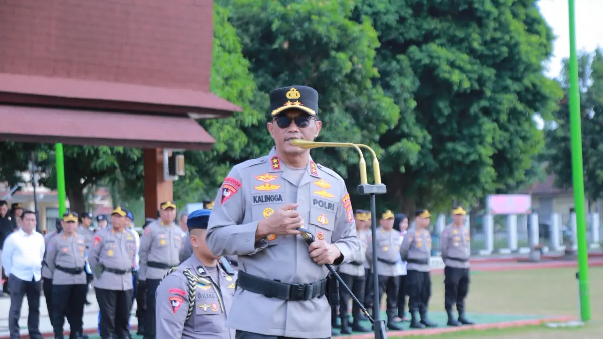 Kapolda NTB Irjen Pol. Kalingga Rendra Raharja memimpin apel pergeseran pasukan BKO Kamtibmas di Lapangan Bhara Daksa Polda NTB, Kamis (30/7).