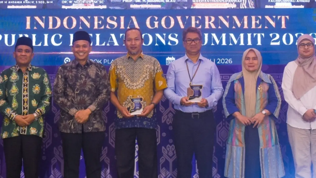 Kepala Dinas Komunikasi, Informatika dan Statistik (Diskominfotik) Provinsi NTB Ahsanul Halik bersama narasumber dan peserta berfoto usai pembukaan Indonesia Government Public Relations (IGPR) Summit 2026 di Hotel Lombok Plaza, Mataram, Senin (27/7).&nbsp;