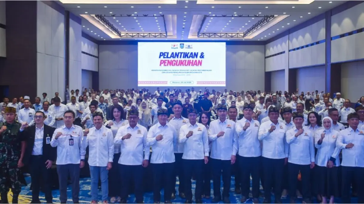 KOLABORASI: Gubernur NTB Lalu Muhamad Iqbal bersama Ketum Kadin Indonesia Anindya Novyan Bakrie saat pelantikan dan pengukuhan kepengurusan Kadin NTB masa bakti 2025–2030 di Prime Plaza Hotel, Mataram, Rabu (29/7). (DISKOMINFOTIK NTB/LOMBOK POST)