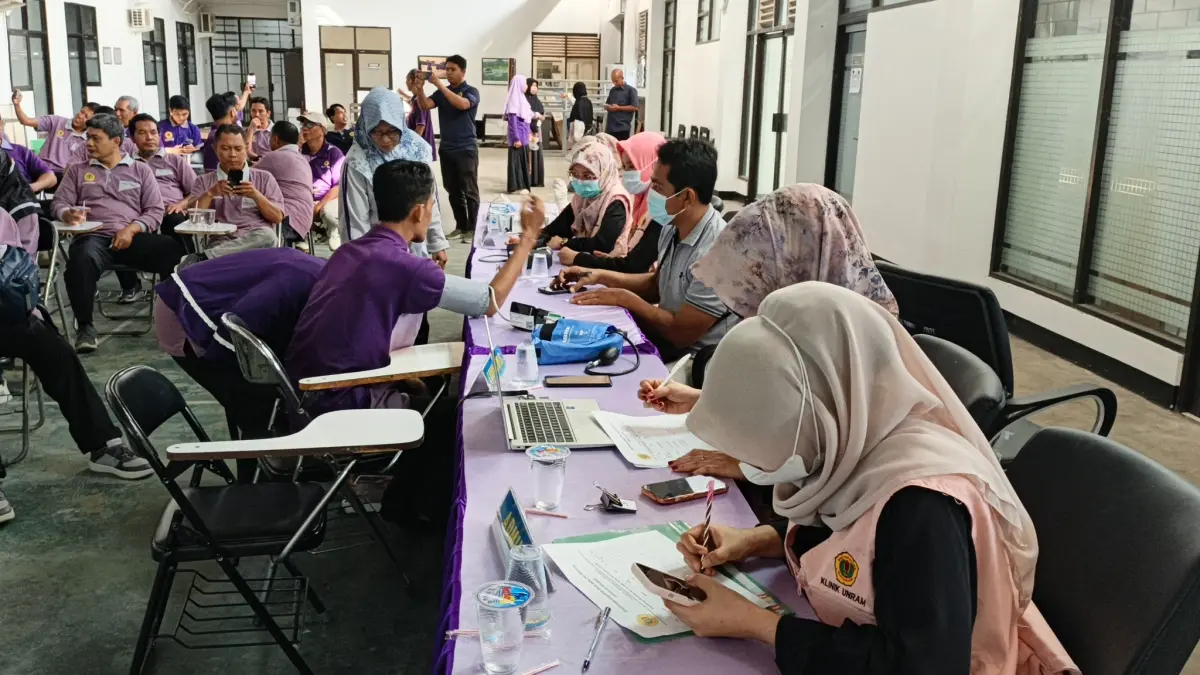 LAYANAN KESEHATAN: Para pegawai dan dosen memeriksa kesehatan gratis para program Klinik Unram On-Site Health Service di Fakultas Teknik Unram, belum lama ini.

