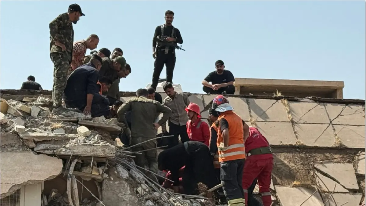 LOKASI PERTEMPURAN: Petugas mengevakuasi korban serangan AS-Arab Saudi di sebelah utara distrik al-Miqdadiyah, Provinsi Diyala, Irak, Rabu (29/7). (YOUNIS AL-BAYATI/AFP)