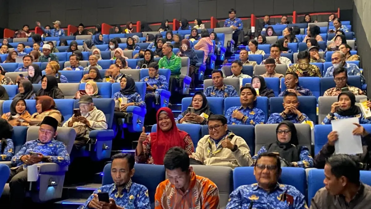 NOBAR: Para pembina gerakan pramuka dari berbagai gugus depan nobar film pramuka di Bioskop Transmart Mataram, pekan lalu.