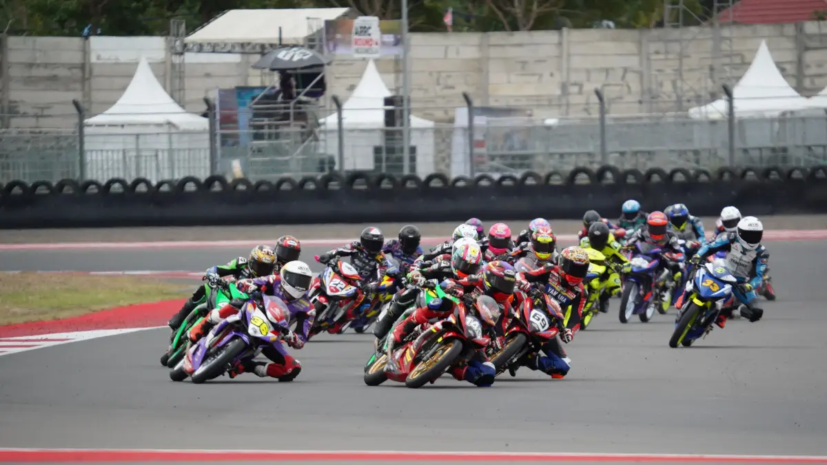 Para pembalap saat bermanuver dalam  ajang Asian Road Racing Championship tahun lalu di Sirkuit Internasional Mandalika. 
