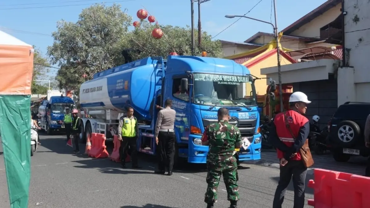 Pelaksaan simulasi rekayasa lalu lintas oleh Dinas PUPR Kota Mataram bersama aparat kepolisian dan Pertamina di Jalan Pabean, Ampenan, Selasa (28/7).