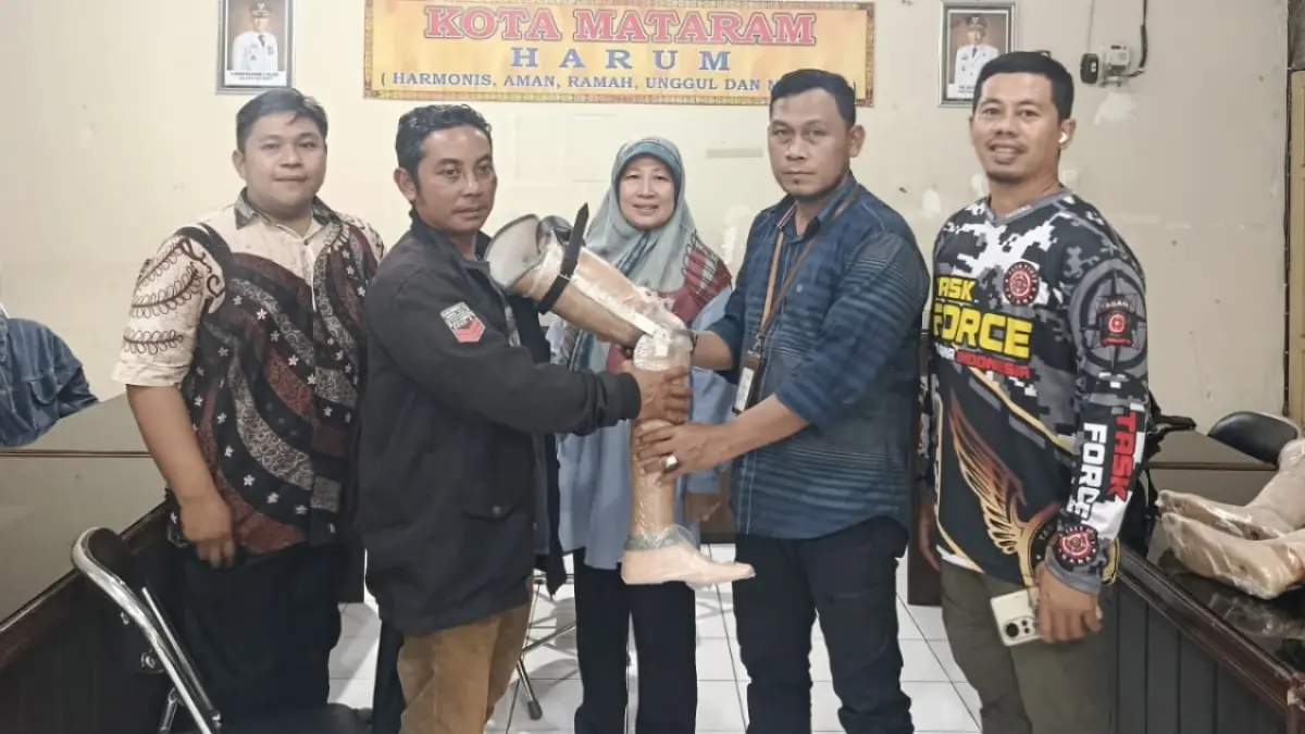 Penyerahan bantuan kepada penyandang disabilitas berupa kaki palsu oleh Kepala Dinas Sosial Kota Mataram Muzakkir Walad, bantuan tersebut berasal dari zakat yang dihimpun BAZNAS Kota Mataram pada, Jumat (24/7).