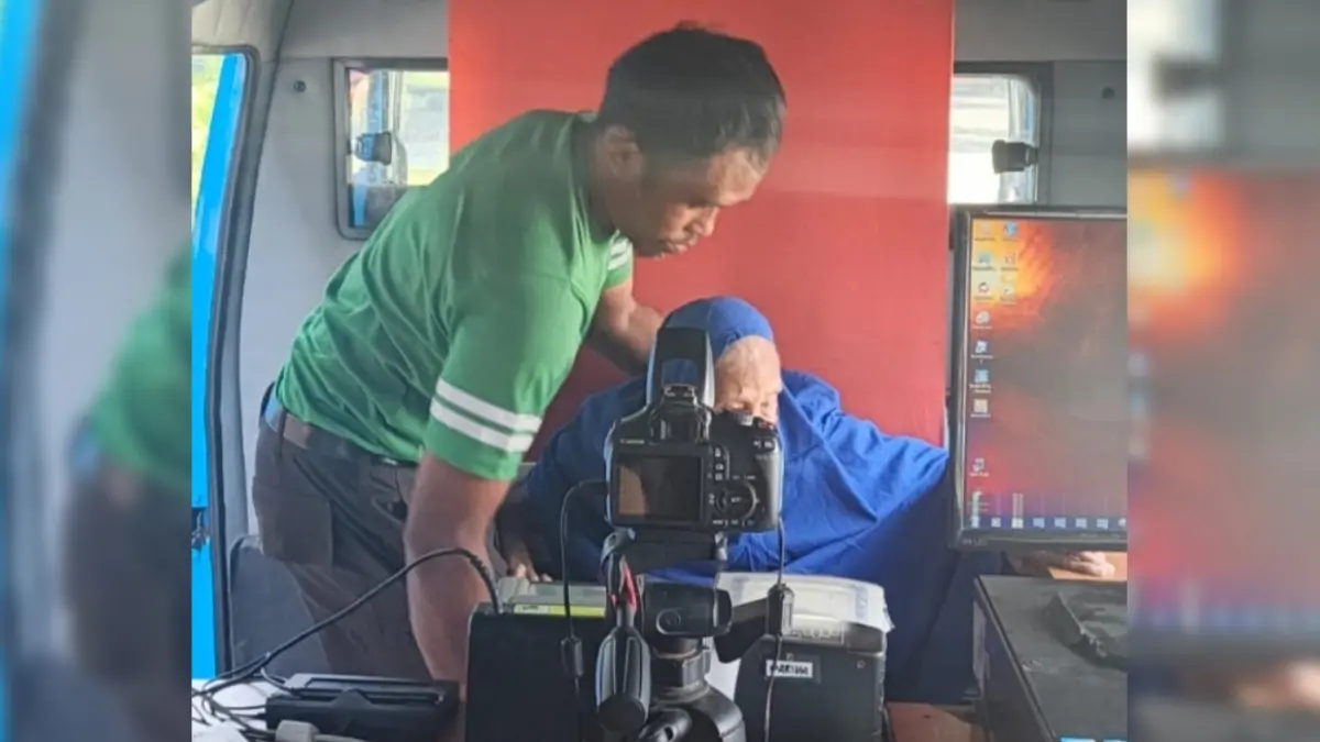 Petugas dari Dukcapil Kota Mataram memberikan layanan pada kelompok rentan di PPSLU Mandalika.