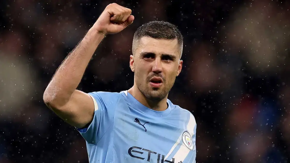 Rodri tolak mentah-mentah tawaran PSG lewat telepon. Gelandang Manchester City itu memilih setia menanti pinangan Real Madrid