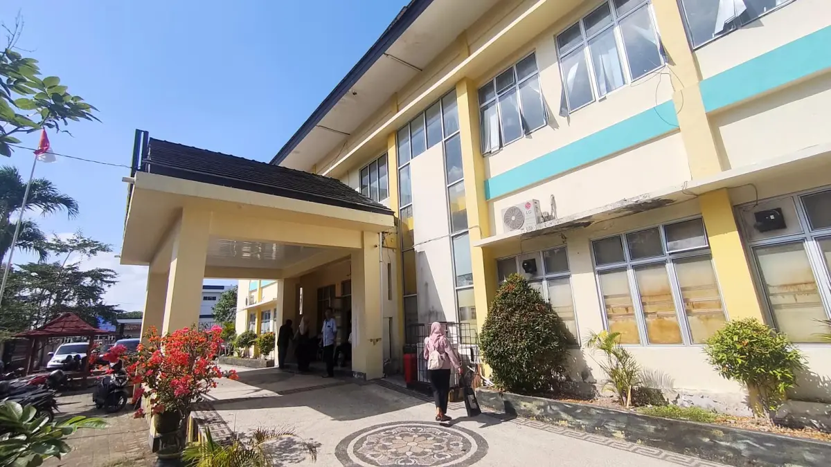 Sejumlah pengunjung keluar dari gedung BPN Loteng usai mengurusi berkas administrasi pertanahan, Rabu (29/7). 

