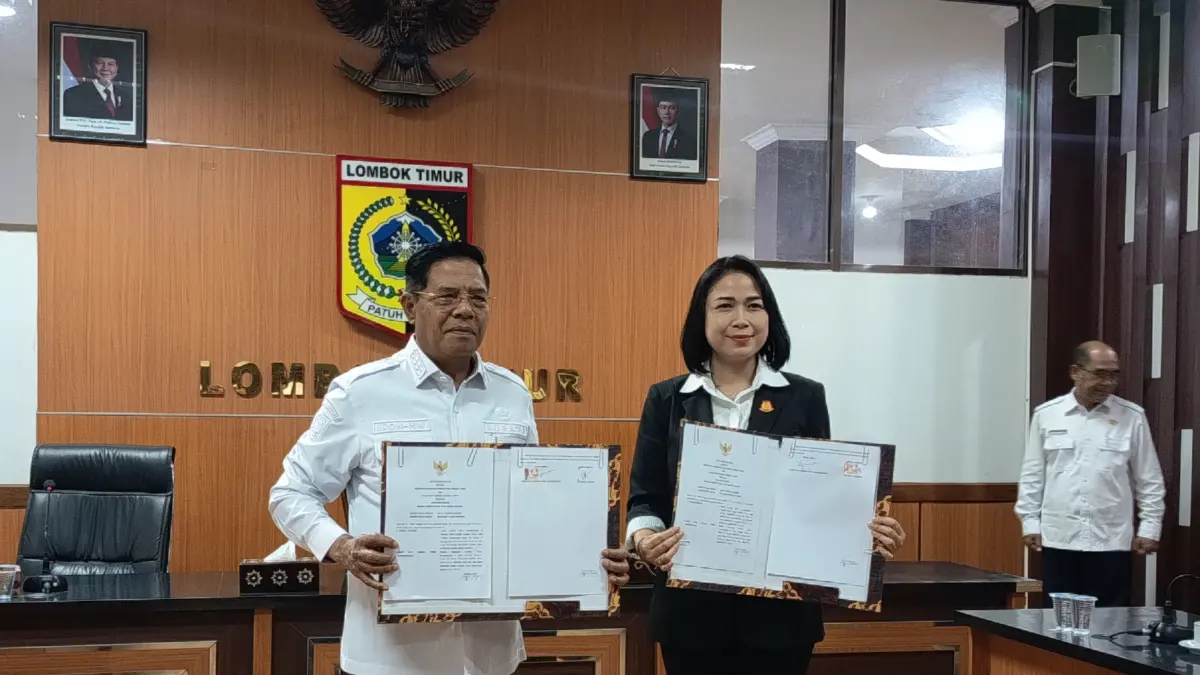 TANDA TANGAN: Bupati Lombok Timur bersama kepala Kejaksaan Negeri Lombok Timur saat menandatangani Kerja sama bantuan hukum bidang Perdata dan Tata Usaha Negara. 
