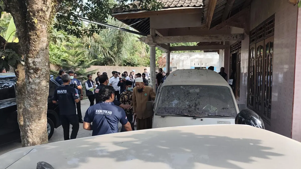 Tersangka AMR (baju cokelat) selaku pimpinan ponpes memperagakan proses evakuasi para korban santri terbakar menggunakan mobil menuju puskesmas di Desa Aik Darek, Kecamatan Batukliang, Loteng, Rabu (29/7). 