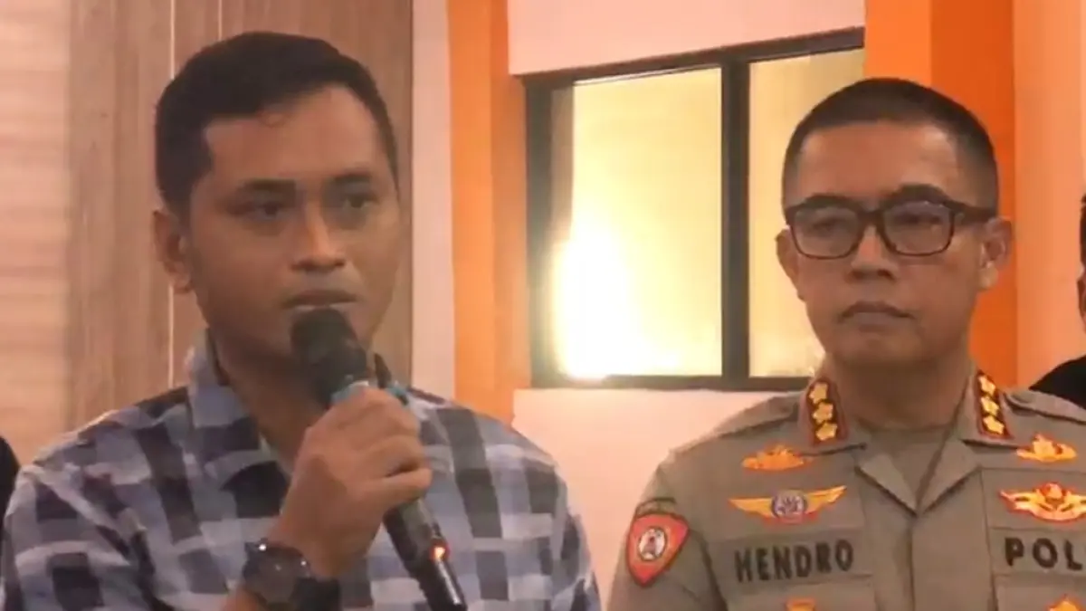 Penasihat Hukum Keluarga Nadya, Lalu Anton Hariawan (kiri) bersama Kapolresta Mataram Kombes Pol Hendro Purwoko memberikan apresiasi kepada tim Satreskrim Polresta Mataram yang berhasil mengungkap kasus pembunuhan di Mapolresta Mataram, Jumat (31/7). (HARLI/LOMBOK POST) 