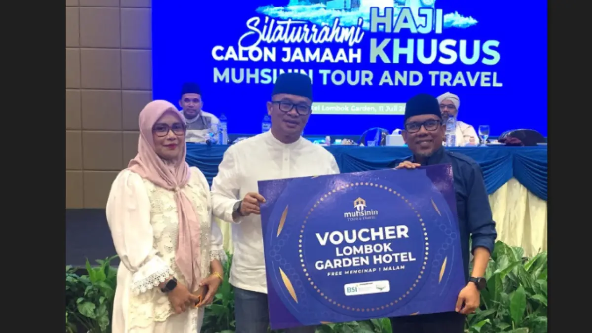 APRESIASI: Direktur Muhsinin Tour and Travel H Ahmad Muharis (paling kanan) menyerahkan doorprize kepada salah satu peserta dalam kegiatan silaturahmi calon jamaah haji khusus Muhsinin, beberapa waktu lalu.
