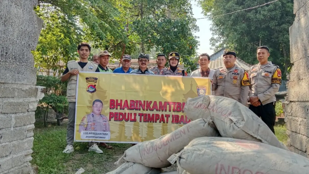 BERBAGI: Jajaran Polsek Lingsar memberikan bantuan semen ke tempat ibadah di wilayah hukumnya, Jumat (31/7). 