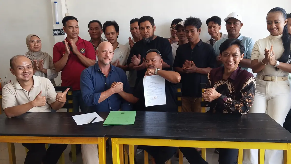 BERDAMAI: Pemilik saham PT Snapper Villas Indonesia Adam Sharp (dua kiri duduk) bersalaman dengan para karyawan usai menandatangani surat perdamaian di wilayah Rembiga, Kota Mataram, beberapa waktu lalu. (HARLI/LOMBOK POST)