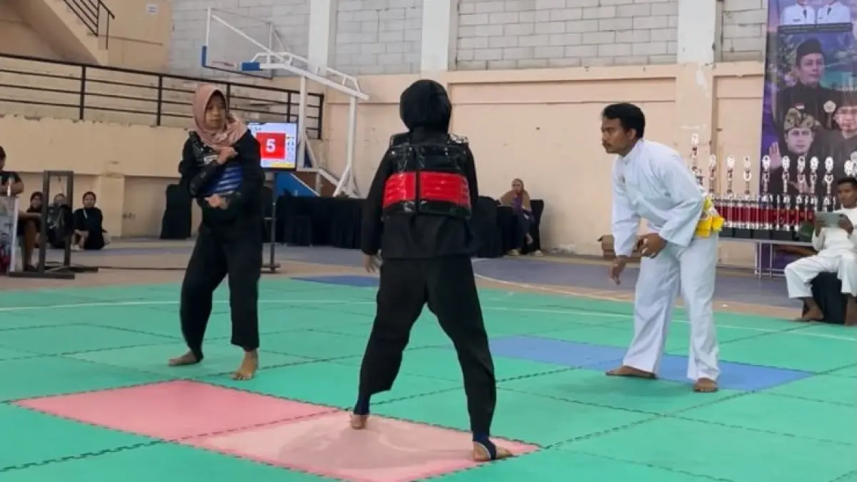 BERTANDING: Ratu Gebriella Mandalika, siswi MTsN 2 Lobar pada saat tampil pada Kejuaraan Masmirah Championship Cup 2026 di GOR Kabupaten Lombok Tengah, Kamis lalu (30/7).

