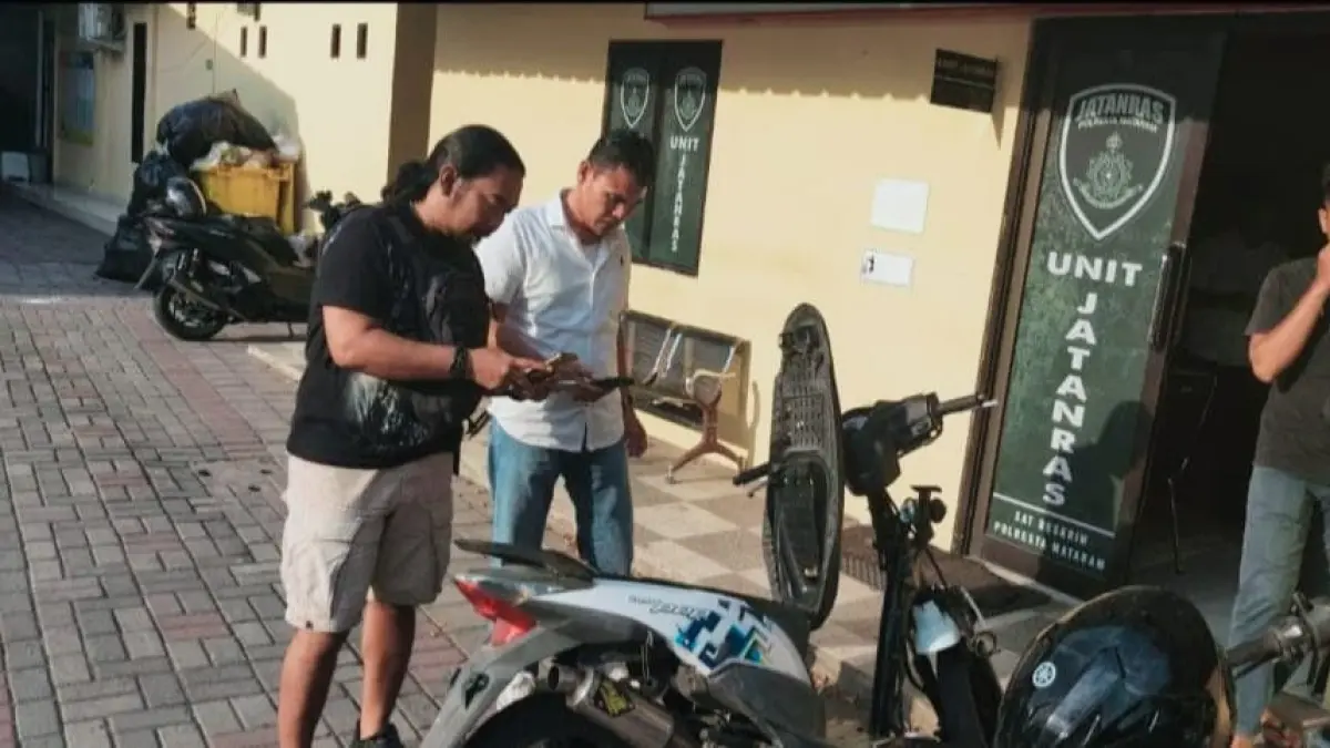 CEK SEPEDA MOTOR: Tim Opsnal Satreskrim Polresta Mataram mengecek sepeda motor yang dipreteli pelaku Haikal Putra di Mapolresta Mataram, Kamis (30/7). (HARLI/LOMBOKPOST)

