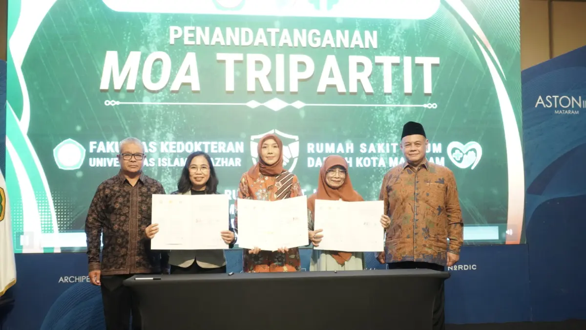 KERJA SAMA: Ketua Yayasan Pesantren Luhur Al-Azhar Dr. Ir. H. Nanang Samodra KA, M.Sc (Pakai peci), Rektor Unizar Dr. Ir. Muh. Ansyar, Dekan FK Unizar Prof. dr. Rosdiana Natzir, Ph.D., Sp.Biok foto bersama Direktur RSUD H Moh Ruslan Kota Mataram dr. Hj. N.K. Eka Nurhayati, Sp.OG., K.FER., M.Kes (tengah) sembari menunjukkan MoA Tripartit di Ballroom Aston Inn Mataram, Jumat (31/7).


