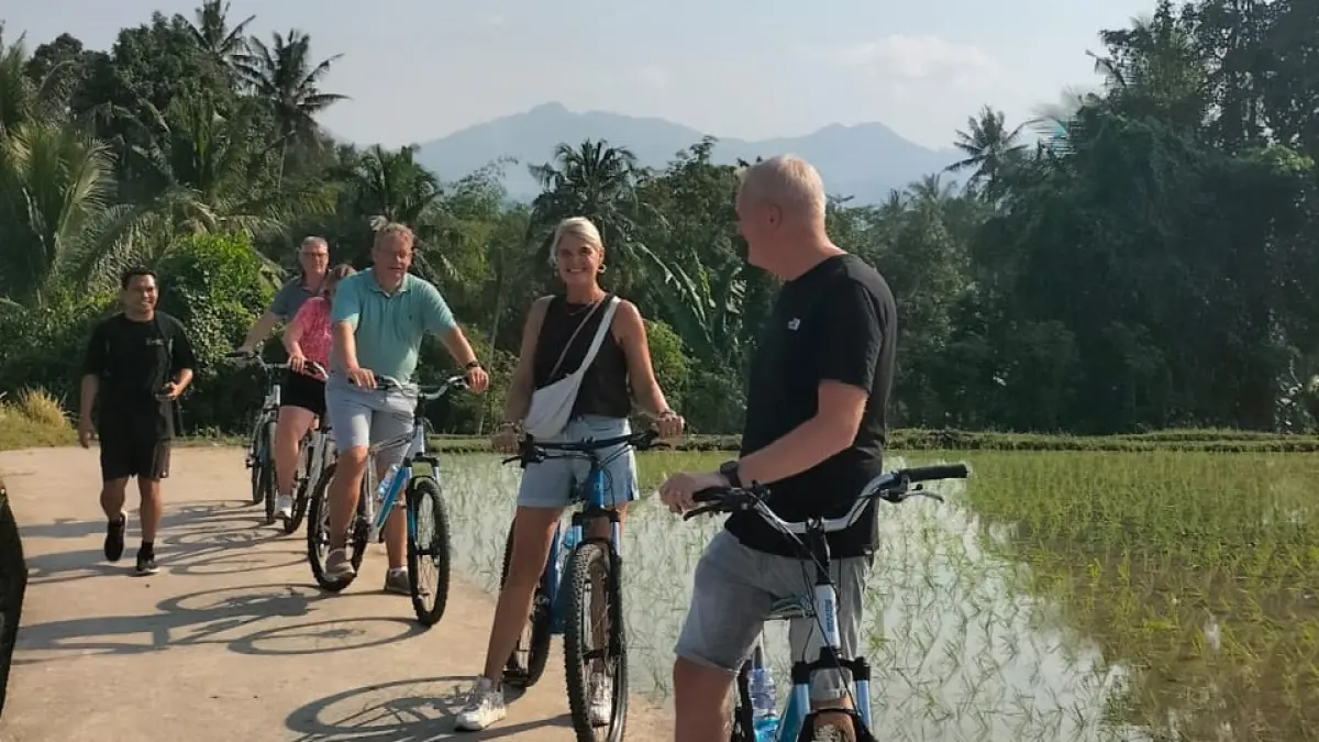 DESTINASI WISATA: Sejumlah wisatawan asing mengikuti program bersepeda Desa Mambalan dengan menikmati kawasan persawahan di Lobar, Jumat (31/7). (KADES MAMBALAN FOR LOMBOK POST)
