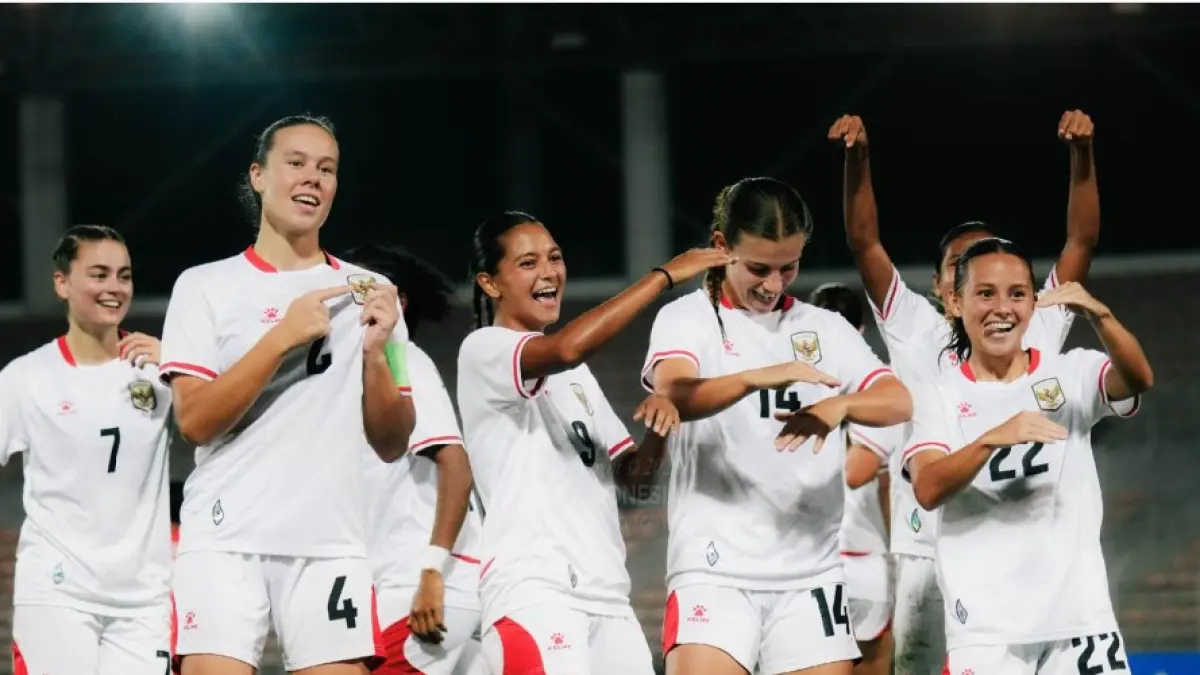 KEJAR LEVEL ASIA: Selebrasi para pemain timnas putri setelah menjuarai AFF Women
