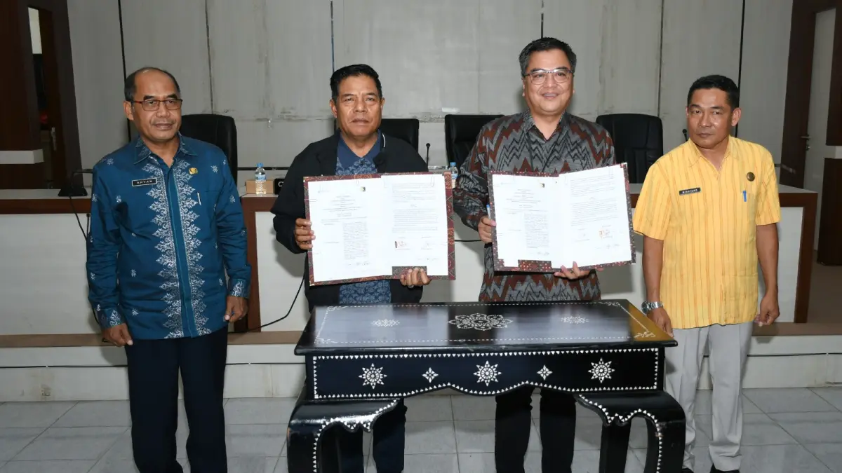 KERJA SAMA: Bupati Lombok Timur saat menandatangani kerja sama dengan PT Asuransi Jasa Raharja di bidang wisata di rupatama 1.