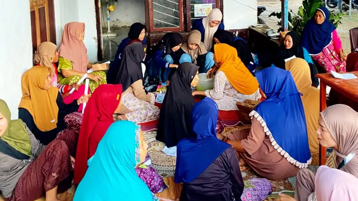 KKN UMMAT Kelompok 37 melatih warga Kampasi Meci membuat sabun cuci piring organik.