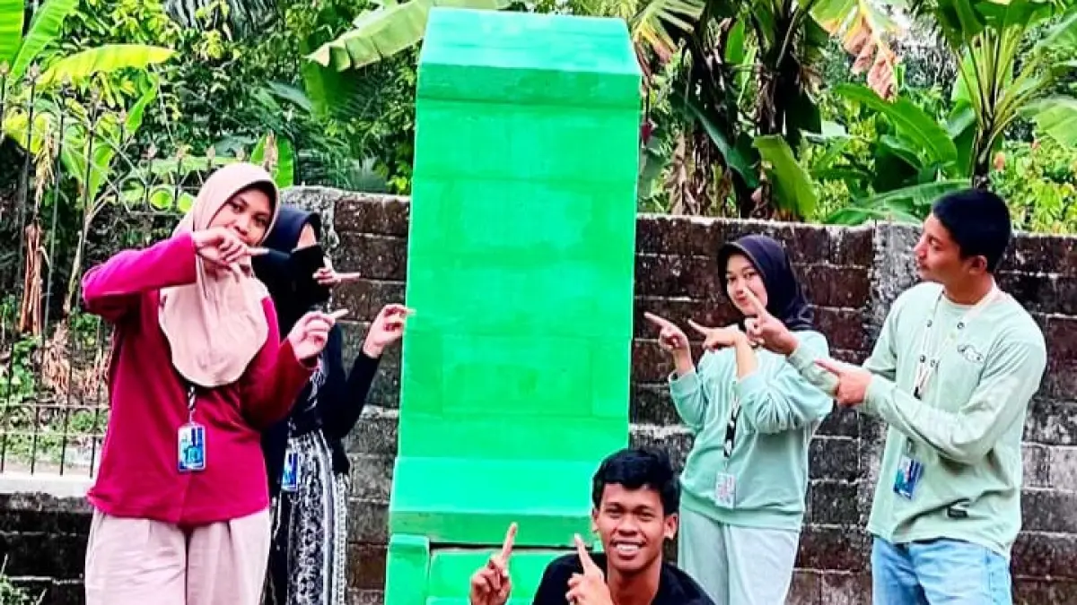 KKN UMMAT Kelompok 39 meluncurkan SIBERDAMPAK, alat pembakar sampah kering minim asap berbasis rocket stove.